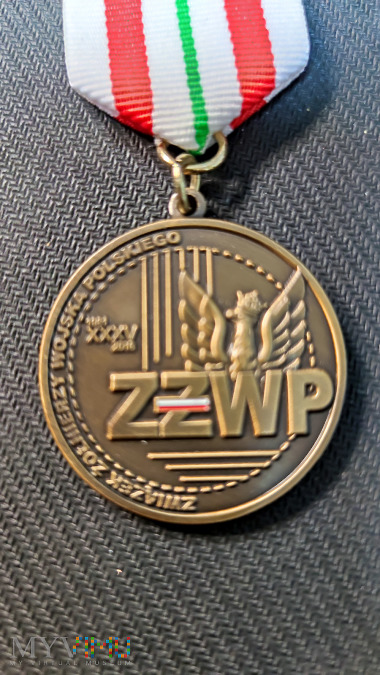 Z Oty Medal Wraz Legitymacj X W Ordery Medale Odznaki I Zdj Cia