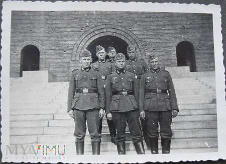 Duże zdjęcie Żołnierze wehrmachtu przed budynkiem