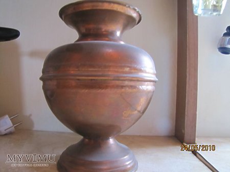miedziana urna lub wazon
