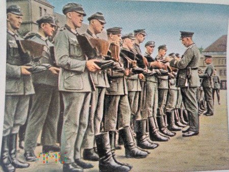 Duże zdjęcie sprawdzanie obuwia żołnierzy