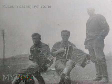 Duże zdjęcie niemieccy żołnierze grają na instrumentach