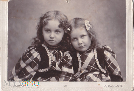 Dziewczynki - fotografia z 1897