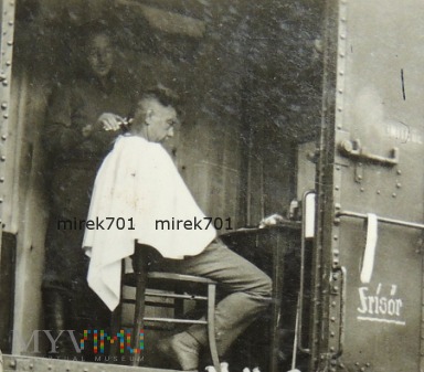 Duże zdjęcie Żołnierze niemieccy w kolejce do fryzjera
