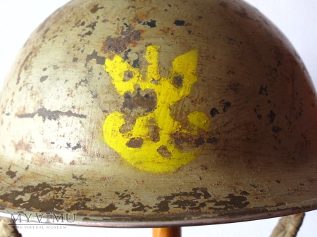 Helm angielski MkII nalezacy do zolnierza 2 Korpus