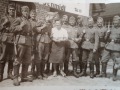 żołnierze niemieccy z kobietą