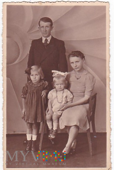 Portret rodzinny z Litzmannstadt - Getto 1942 r.