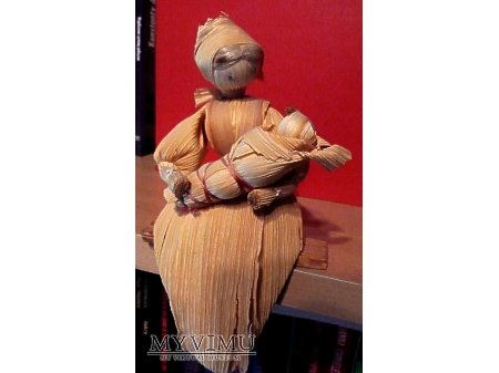 Figurka Matki Boskiej zrobiona z liści kukurydzy
