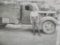 żołnierz z ciężarówką Ford 3t