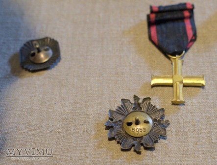 Krzyż Niepodległości mojego Taty oraz inne odznaki