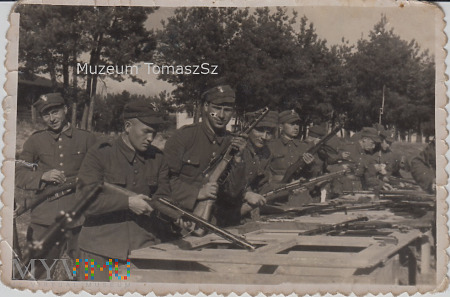 Czyszczenie broni. Kielce-Bukówka 1948 r.