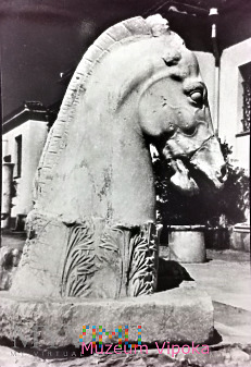 Eleusis - kamienna głowa konia