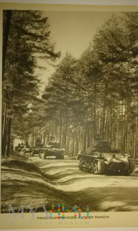 Duże zdjęcie kolumna czołgów w marszu
