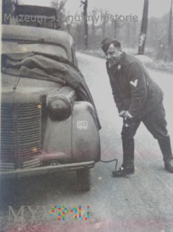 Duże zdjęcie żołnierz Luftwaffe przy samochodzie