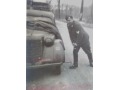 żołnierz Luftwaffe przy samochodzie