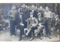 Grupa polskich jeńców z żołnierzem niemieckim