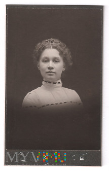 portret młodej kobiety