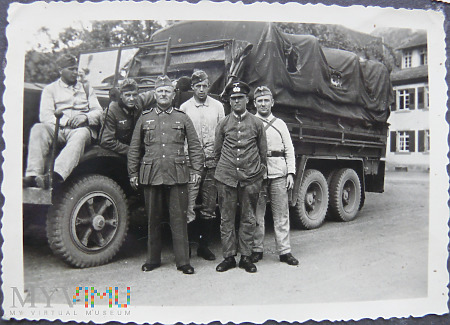 Żołnierze wehrmachtu przy ciężarówce