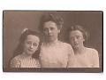 portret kobiety z córkami