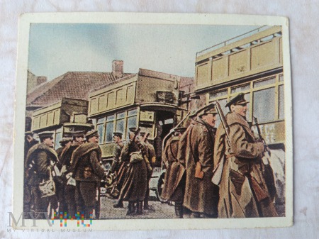 londyńskie autobusy wiozą żołnierzy na front