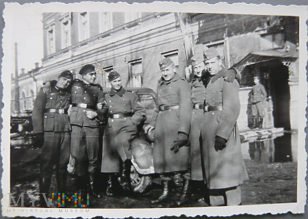 Zdjęcie niemieckich żołnierzy przy samochodzie