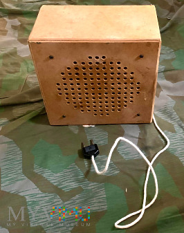 Głośnik dostawny do sprzętu radiowego.