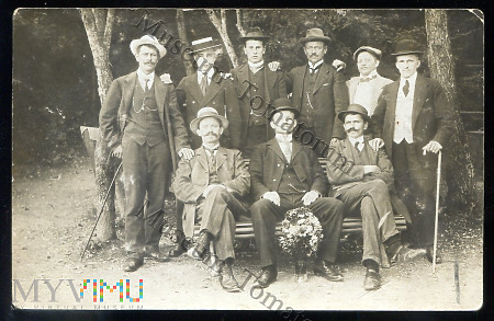 Grupowe zdjęcie okolicznościowe - 1910-te