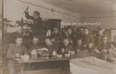 Podchorążowie SPR z 5 PSP w czasie posiłku.11.1931