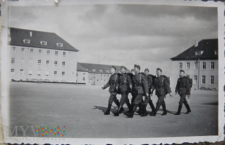 Żołnierze wehrmachtu w marszu