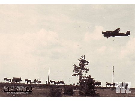 Duże zdjęcie Ju-52 przelatuje nad wagonami