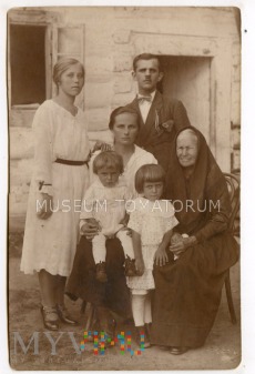 Grupowe zdjęcie rodzinne przed chałupą - 1924