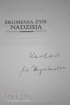 Książka ,,Ekumenia żyje nadzieją'' z autografem...