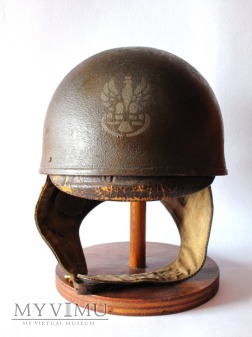 Duże zdjęcie Helm MkI nalezacy do zolnierza 1 Dywizji Pancernej