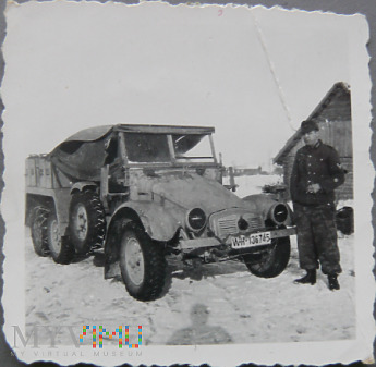 Duże zdjęcie Zdjęcie żołnierz niemiecki przy samochodzie