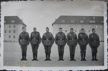 Żołnierze wehrmachtu stoją na baczność