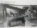 kolumna ciężarówek i zniszczony wiadukt kolejowy