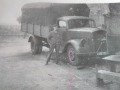 żołnierz z ciężarówką