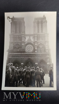 Duże zdjęcie Niemcy w Paryżu - i niespalona Katedra Noter Dame