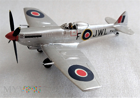 Samolot Supermarine Spitfire Mk XVI (model 1/72)