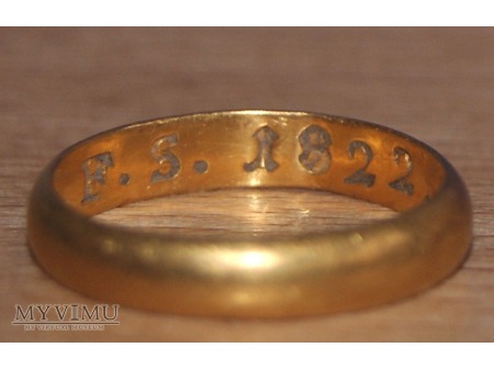 Złota obrączka sygnowana F.S 1822.