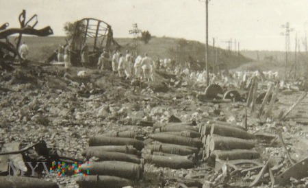 Duże zdjęcie Wysadzony niemiecki skład kolejowy z amunicją