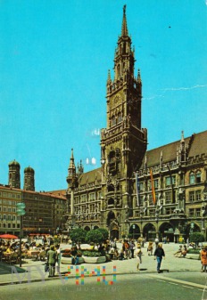 Duże zdjęcie MÜNCHEN - Rathaus und Frauenkirche