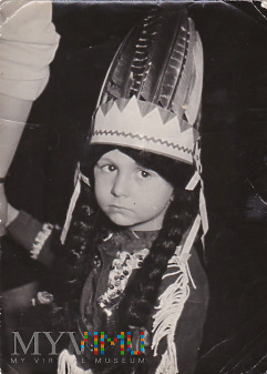 Chłopiec w stroju indianina