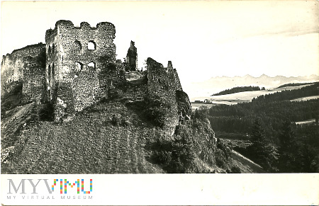 Czorsztyn - ruiny zamku na tle Tatr