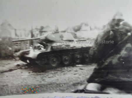 Duże zdjęcie zniszczony T-34 na wschodzie