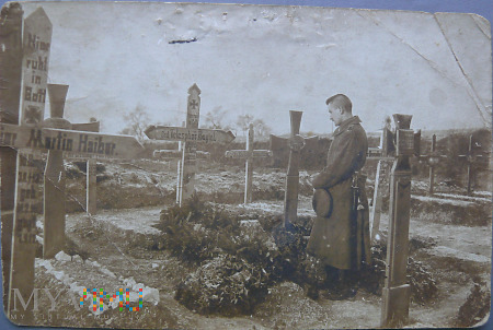 Duże zdjęcie Żołnierz nad grobami towarzyszy broni