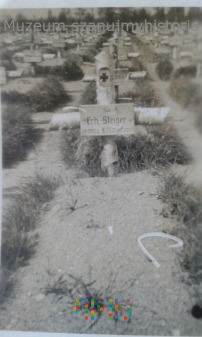 Duże zdjęcie grób poległego żołnierza