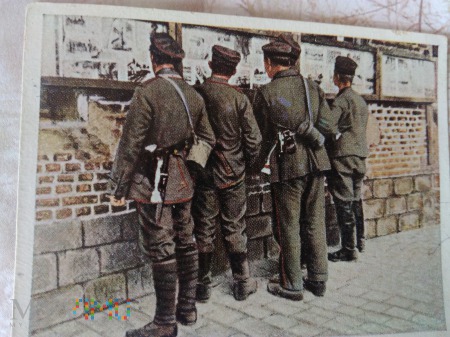 żołnierze czytają wieści z frontu