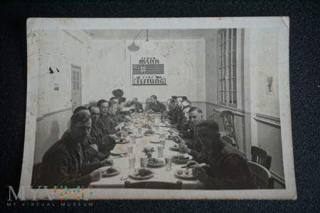 Duże zdjęcie W niemieckich koszarach - wojskowy posiłek
