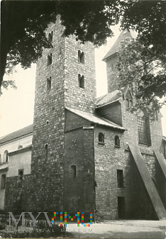 Czerwińsk - kościół romański z XII wieku