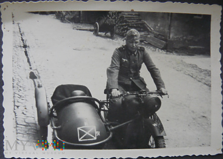 Zdjęcie żołnierz niemiecki na motocyklu